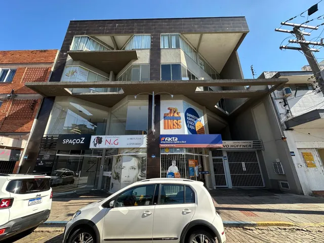 Fachada de um prédio residencial em Lajeado, Brasil, com vários andares.