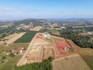 Vista aérea de terras agrícolas e vegetação no interior de Lajeado.