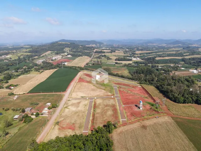 Vista aérea de terras agrícolas e vegetação no interior de Lajeado.