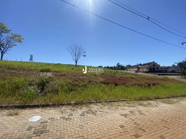 Paisagem de grama e pavimento em uma propriedade.