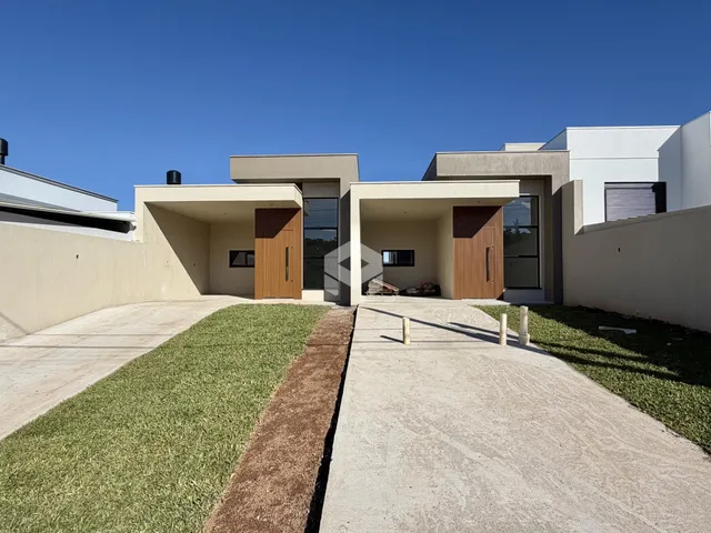 Fachada moderna de uma residência em Lajeado, Brasil, com paisagismo frontal.
