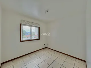 Sala de estar com piso de cerâmica e janela.