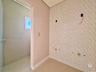 Hall de entrada com parede texturizada e porta branca.