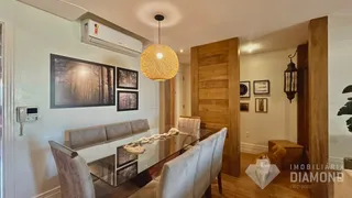 Sala de jantar com mesa de vidro e decoração em ambiente residencial.