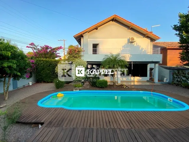Foto da área da piscina externa de uma residência em Lajeado, Brasil.