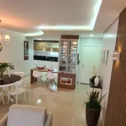 Sala de estar com iluminação clara e armários embutidos.