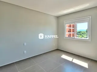 Ambiente interno com paredes brancas e piso de porcelanato.