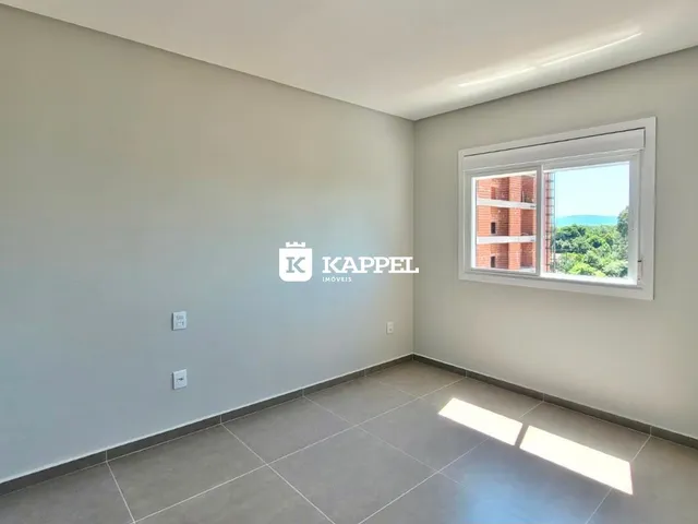 Ambiente interno com paredes brancas e piso de porcelanato.