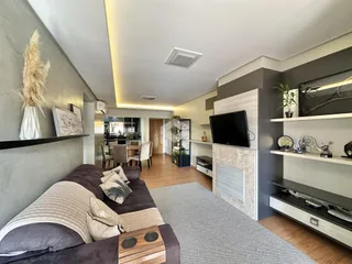 Sala de estar de um apartamento moderno com decoração contemporânea.