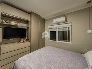 Quarto com cama e armários em um apartamento.