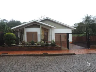 Fachada de uma casa em Lajeado, Brasil com cerca e calçada.