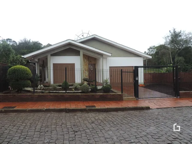 Fachada de uma casa em Lajeado, Brasil com cerca e calçada.