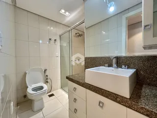 Banheiro com piso cerâmico e bancada de granito