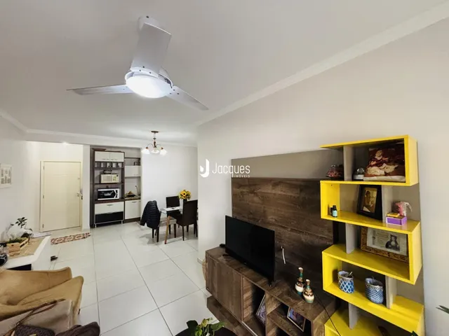Sala de estar com piso de cerâmica e móveis de madeira.
