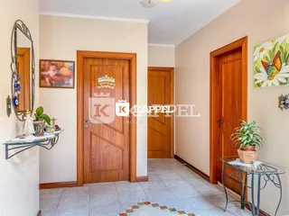 Hall de entrada com porta de madeira e espelho na parede.