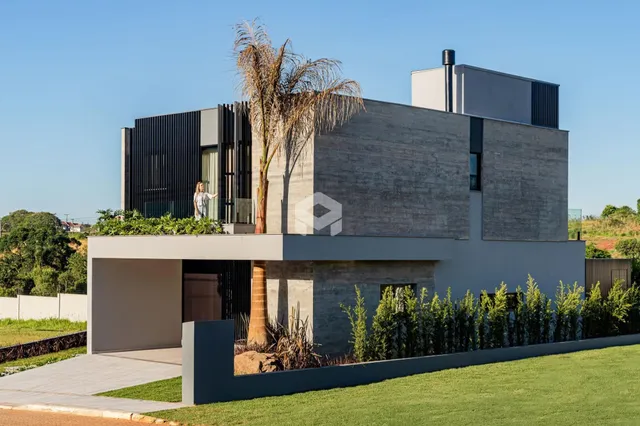 Fachada moderna de uma casa em Lajeado, Brasil, com jardim frontal.