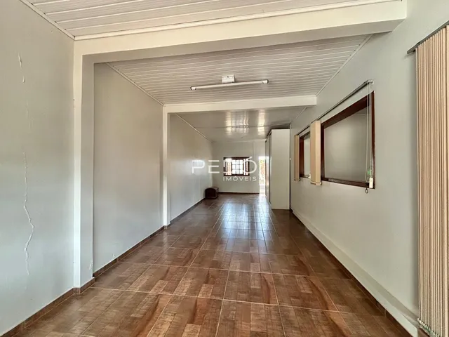 Corredor interno de uma residência com piso de cerâmica.