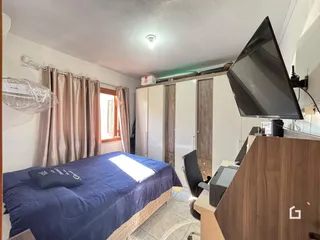 Quarto com cama e armários em um apartamento.