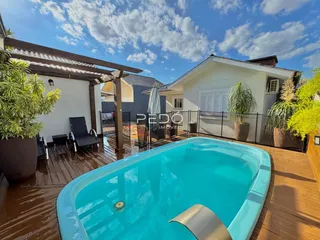 Foto da piscina e do deck de uma residência em Lajeado.