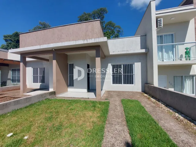 A fachada de uma casa em Lajeado, Brasil, com jardim frontal.