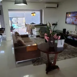 Foto de uma sala de estar com sofá e mesa de centro em um imóvel.