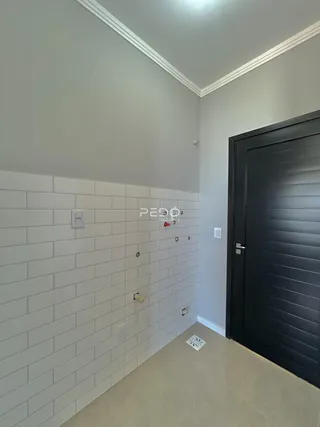 Parede com revestimento de azulejos brancos em um ambiente residencial.