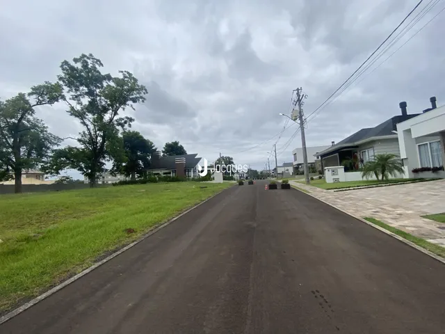 Vista da rua com casas em Lajeado, Brasil.