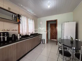 Foto de uma cozinha com armários e bancadas em um imóvel.