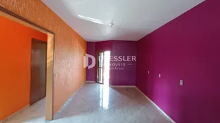 Hall de entrada com paredes coloridas e piso de cerâmica.