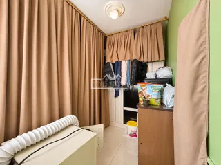 Quarto com cortinas e guarda-roupa em um imóvel no Brasil.
