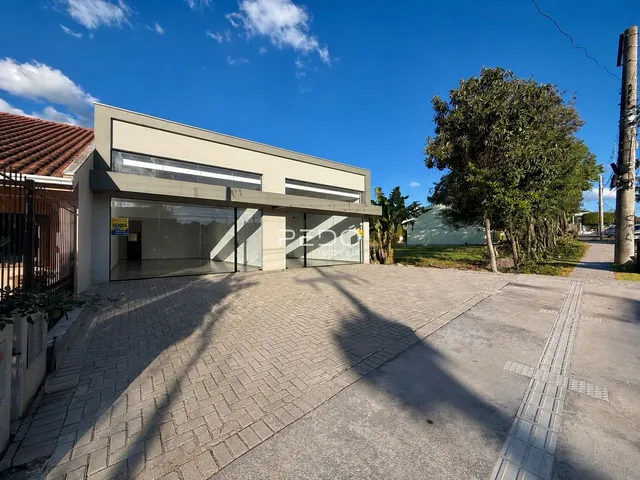 Fachada de uma casa em Lajeado, Brasil, com área pavimentada na frente.