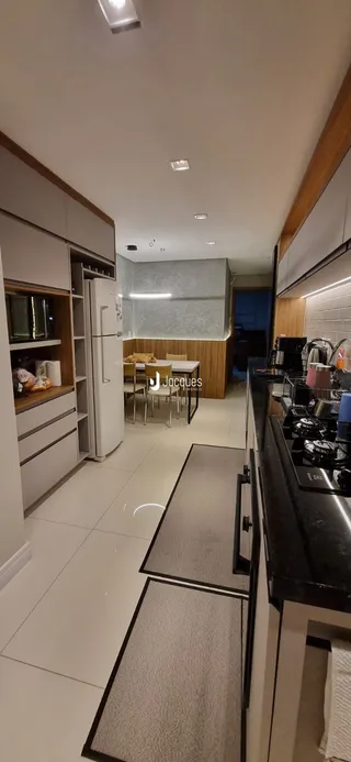 Vista da cozinha e área de jantar de um imóvel em Lajeado, Brasil.