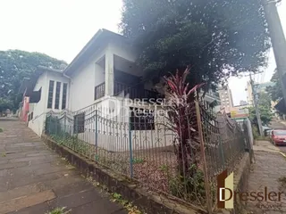 Fachada de uma residência em Lajeado, Brasil, com cerca e vegetação.