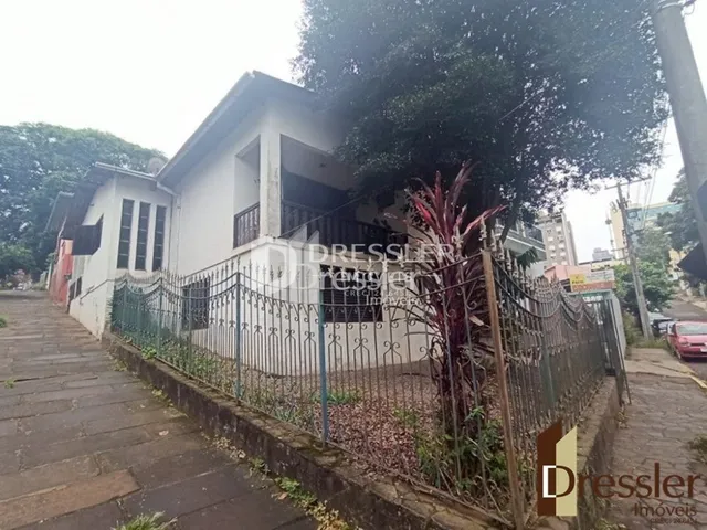 Fachada de uma residência em Lajeado, Brasil, com cerca e vegetação.