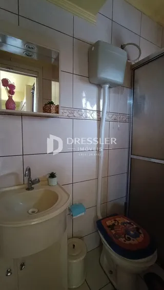 Foto de um banheiro com pia e vaso sanitário.
