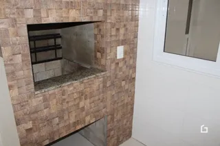Detalhe de uma parede com revestimento de azulejos marrons na propriedade.