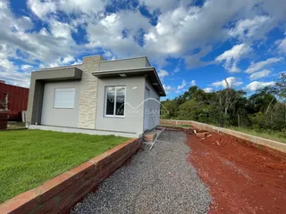 Fachada de uma casa residencial em Lajeado, Brasil, com paisagismo em desenvolvimento.