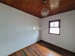 Ambiente interno com piso de madeira e teto de madeira em uma residência.