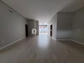 Hall de uma propriedade em Lajeado com piso de madeira clara.