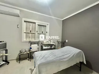 Foto de um quarto com cama e janela em um imóvel.