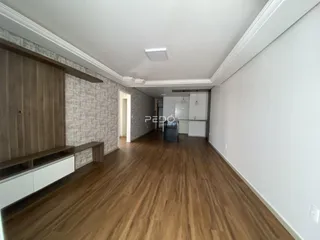Hall de corredor com piso de madeira e revestimento de parede.