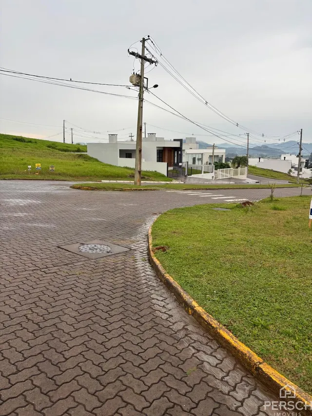 Vista externa de uma rua pavimentada em Lajeado, Brasil.