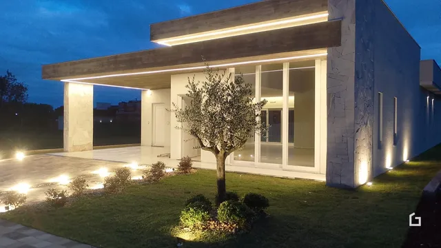 Fachada de uma residência moderna com jardim em Lajeado.