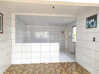 Interior de um ambiente com revestimento de cerâmica branca nas paredes.