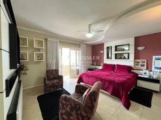 Sala de estar com cama e decoração em um imóvel.