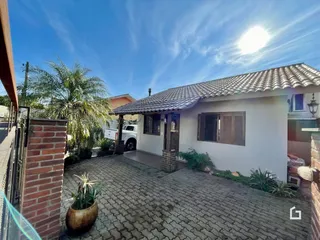 Fachada de uma casa em Lajeado, Brasil, com pátio pavimentado.
