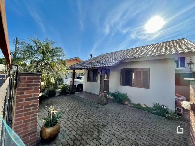 Fachada de uma casa em Lajeado, Brasil, com pátio pavimentado.