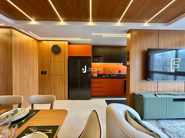 Ambiente moderno de sala de jantar e cozinha com acabamentos em madeira.