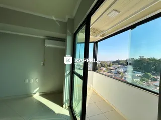 Vista ampla de um cômodo com piso de cerâmica e grande janela.