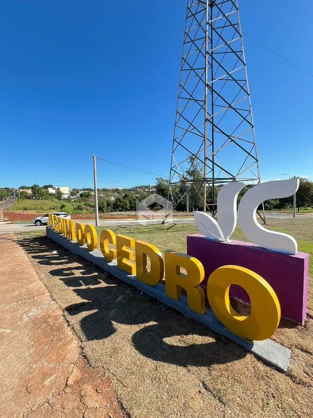 Fachada com letreiros amarelos na rua em Lajeado.